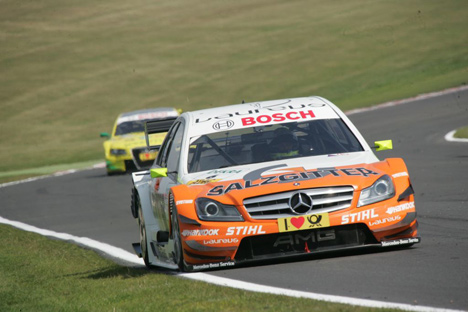 Ralf Schumacher er den hurtigste af de tre Mercedeser der ligger i top under den anden frie træning.
